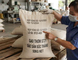 Gạo ST21 mua theo bao nên kiểm tra ngày đóng gói và tình trạng bao bì