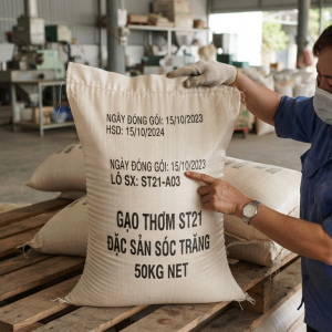 Gạo ST21 mua theo bao nên kiểm tra ngày đóng gói và tình trạng bao bì